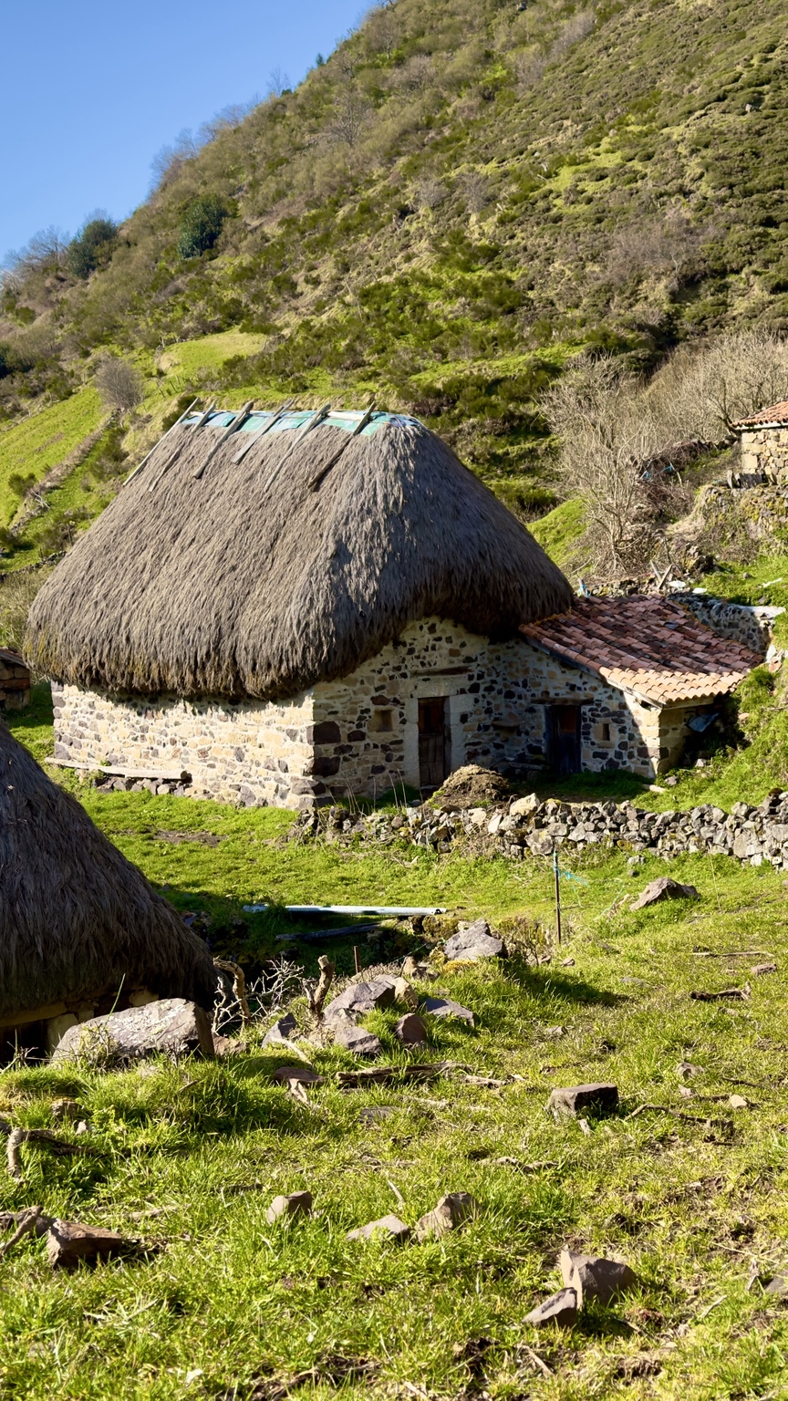 Teitos de la Braña de La Pornacal en las montañas de Somiedo